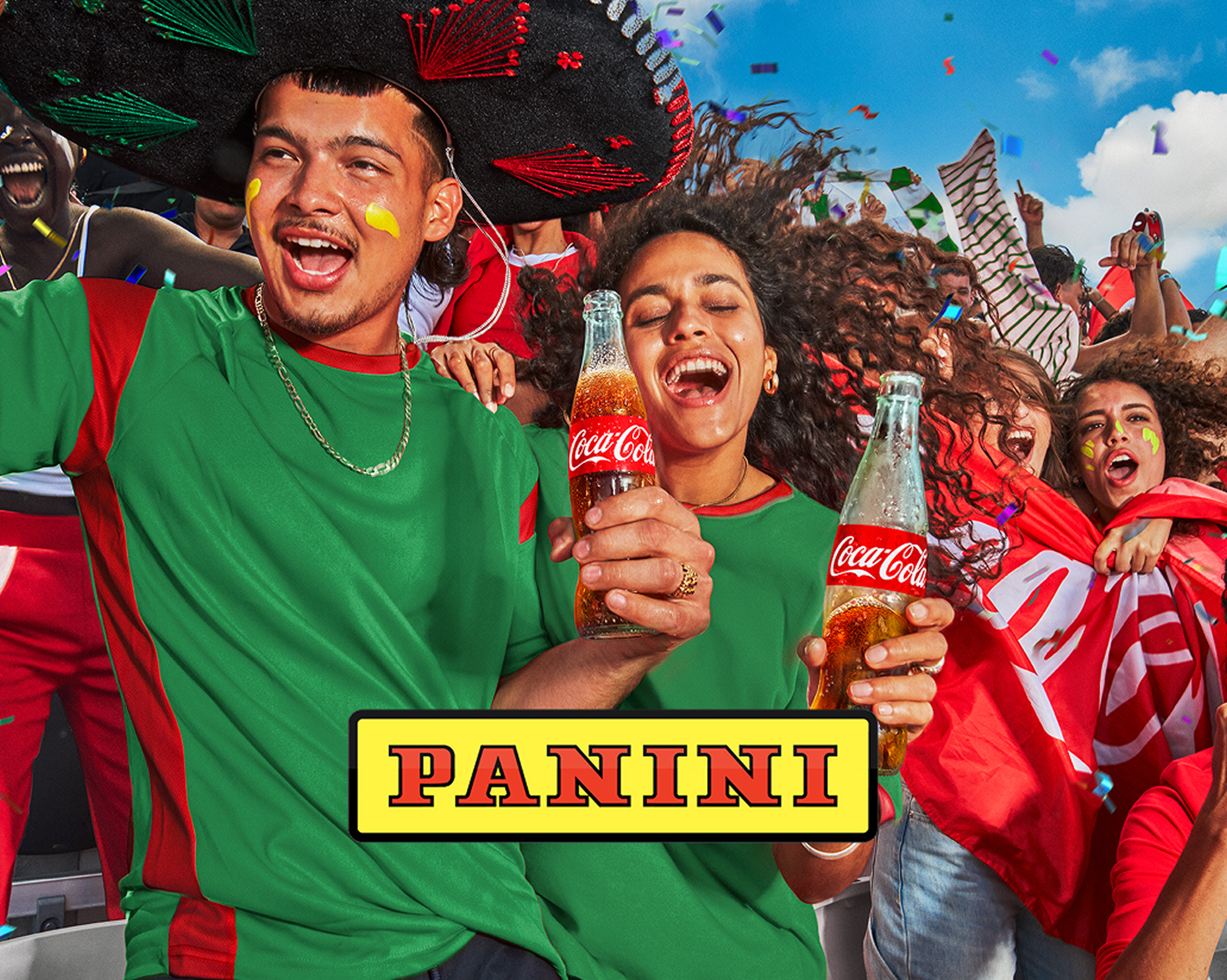 Des fans de soccer acclamant dans un stade, dégustant des bouteilles de Coca-Cola en verre avec le logo Panini devant eux