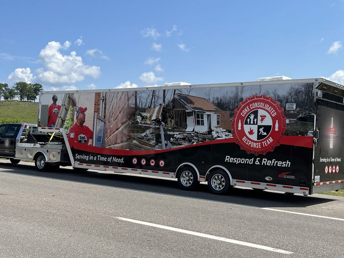 Camion de l'équipe d'intervention de Coca-Cola sur la route