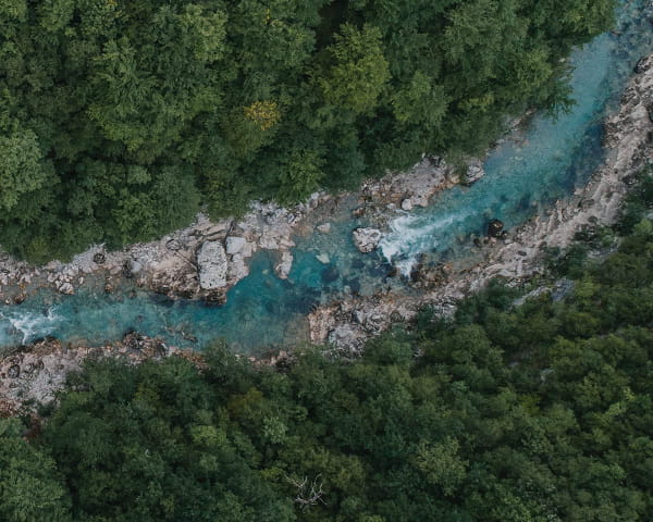 Une photo aérienne d'une longue et sinueuse rivière