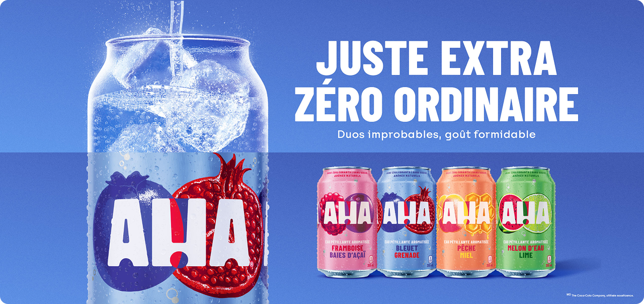 Sur un fond bleu, on voit à gauche un grand verre transparent en forme de canette, rempli de glaçons et d'eau pétillante, avec le logo AHA, un bleuet et une grenade. À droite, on lit « Juste extra, zéro ordinaire » et « Duos improbables, goût formidable ». En dessous, quatre canettes d'eau pétillante aromatisée AHA : framboise et baies d'açaï, bleuet et grenade, pêche et miel, et melon d'eau et lime.