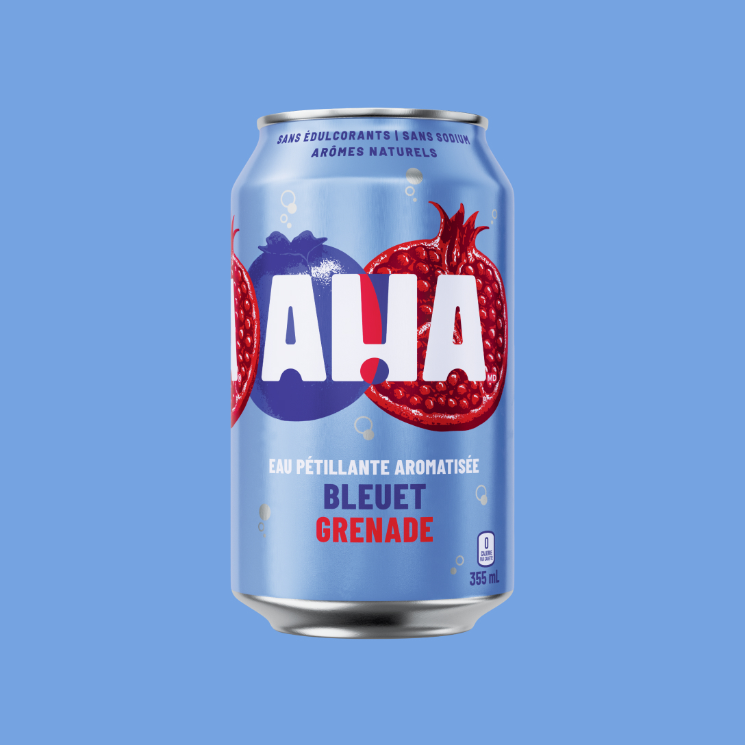 Une canette bleu pâle de 355 mL d'eau pétillante aromatisée AHA bleuet et grenade. Derrière le logo blanc AHA, on voit un bleuet et une demi-grenade illustrés. La canette indique « Sans édulcorants | Sans sodium | Arômes naturels » et « 0 calorie par canette ». Elle est présentée sur un fond bleu assorti.