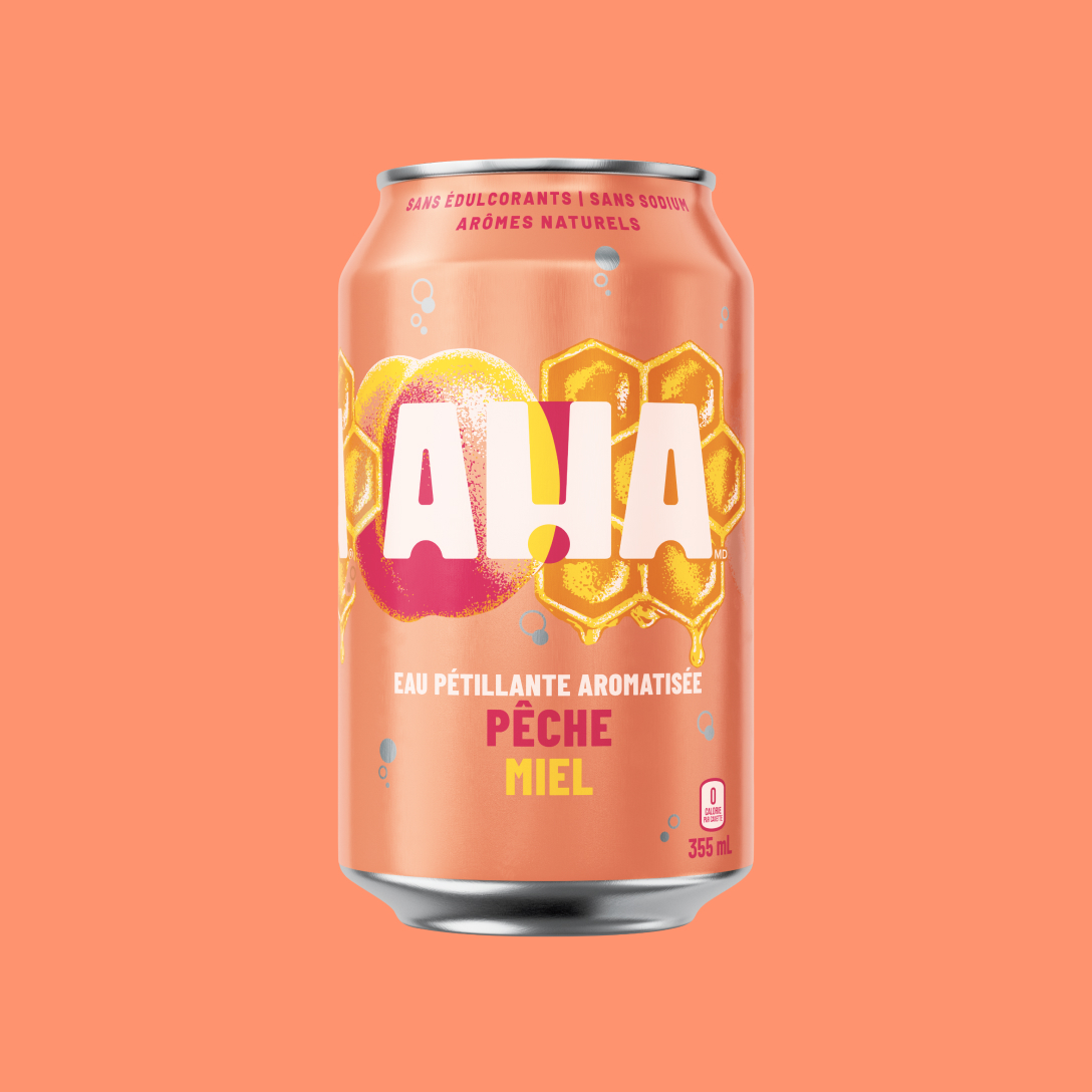 Une canette orange corail de 355 mL d'eau pétillante aromatisée AHA pêche et miel. Derrière le logo blanc AHA, on voit une pêche et un rayon de miel dégoulinant illustrés. La canette indique « Sans édulcorants | Sans sodium | Arômes naturels » et « 0 calorie par canette ». Elle est présentée sur un fond corail assorti.