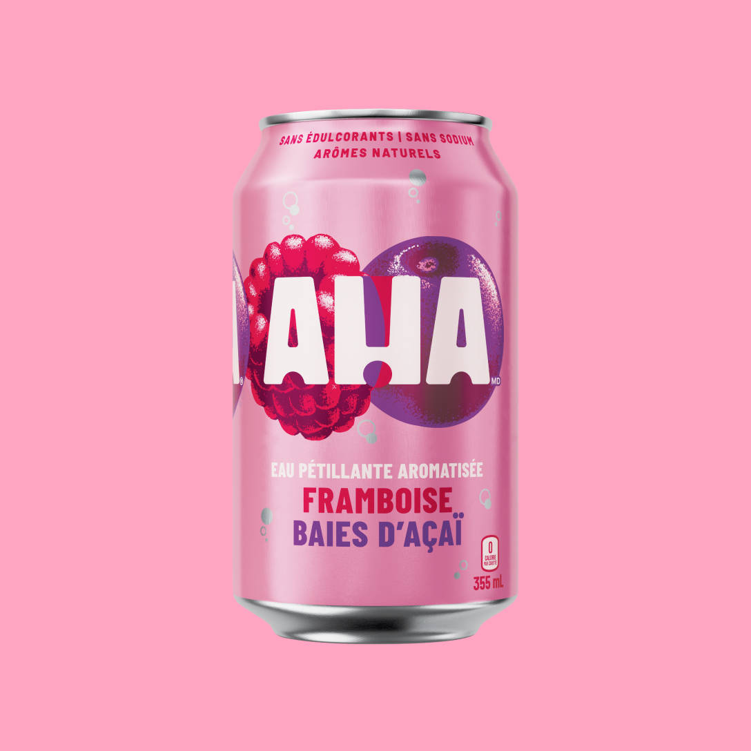 Une canette rose de 355 mL d'eau pétillante aromatisée AHA framboise et baies d'açaï. Derrière le logo blanc AHA, on voit une framboise et une baie d'açaï illustrées. La canette indique « Sans édulcorants | Sans sodium | Arômes naturels » et « 0 calorie par canette ». Elle est présentée sur un fond rose assorti.