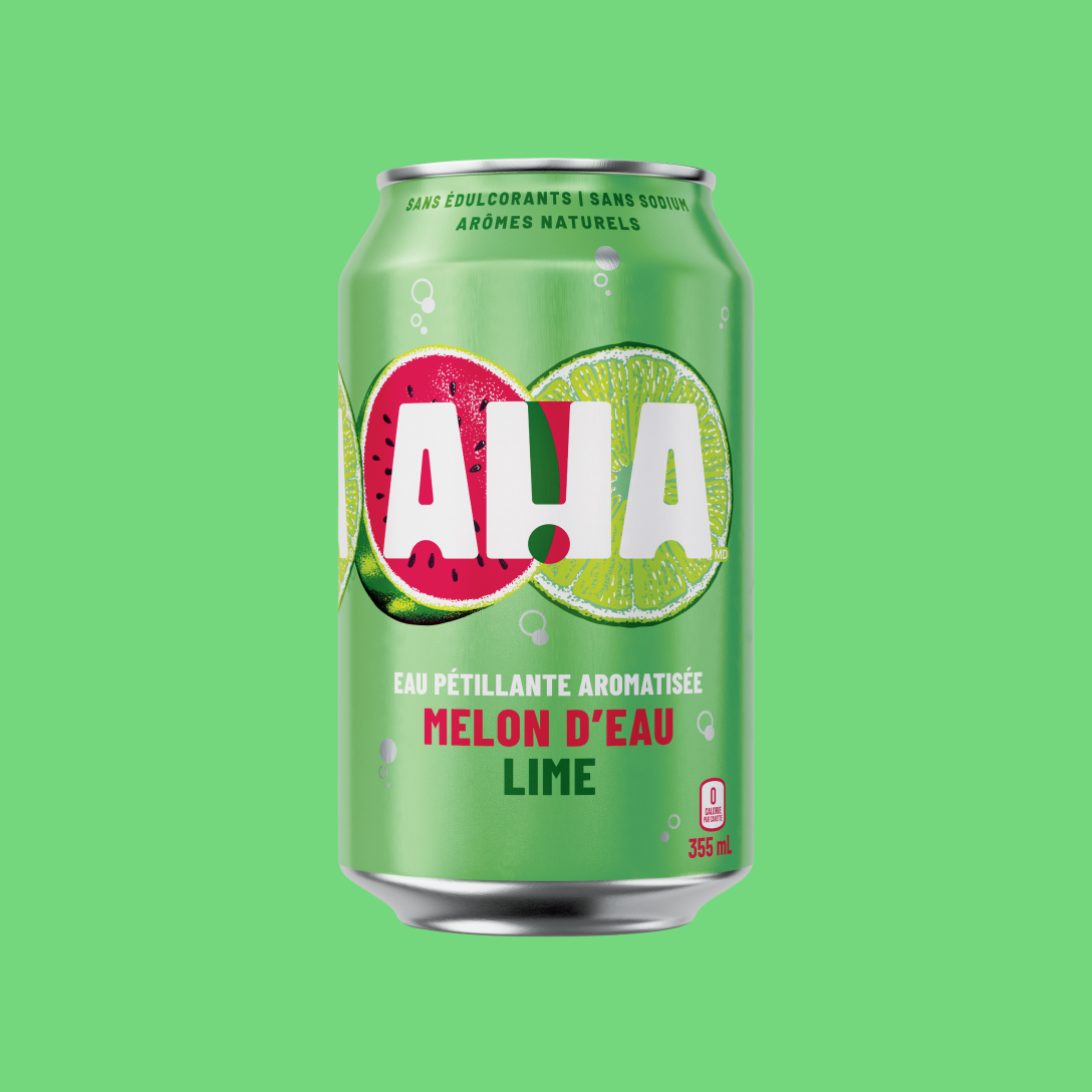Une canette vert vif de 355 mL d'eau pétillante aromatisée AHA melon d'eau et lime. Derrière le logo blanc AHA, on voit une tranche de melon d'eau et une tranche de lime illustrées. La canette indique « Sans édulcorants | Sans sodium | Arômes naturels » et « 0 calorie par canette ». Elle est présentée sur un fond vert assorti.