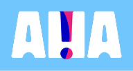 Le logo AHA en grandes lettres blanches épaisses sur un fond bleu clair. Au centre, un point d'exclamation bleu et rose se dessine dans la lettre « H ».