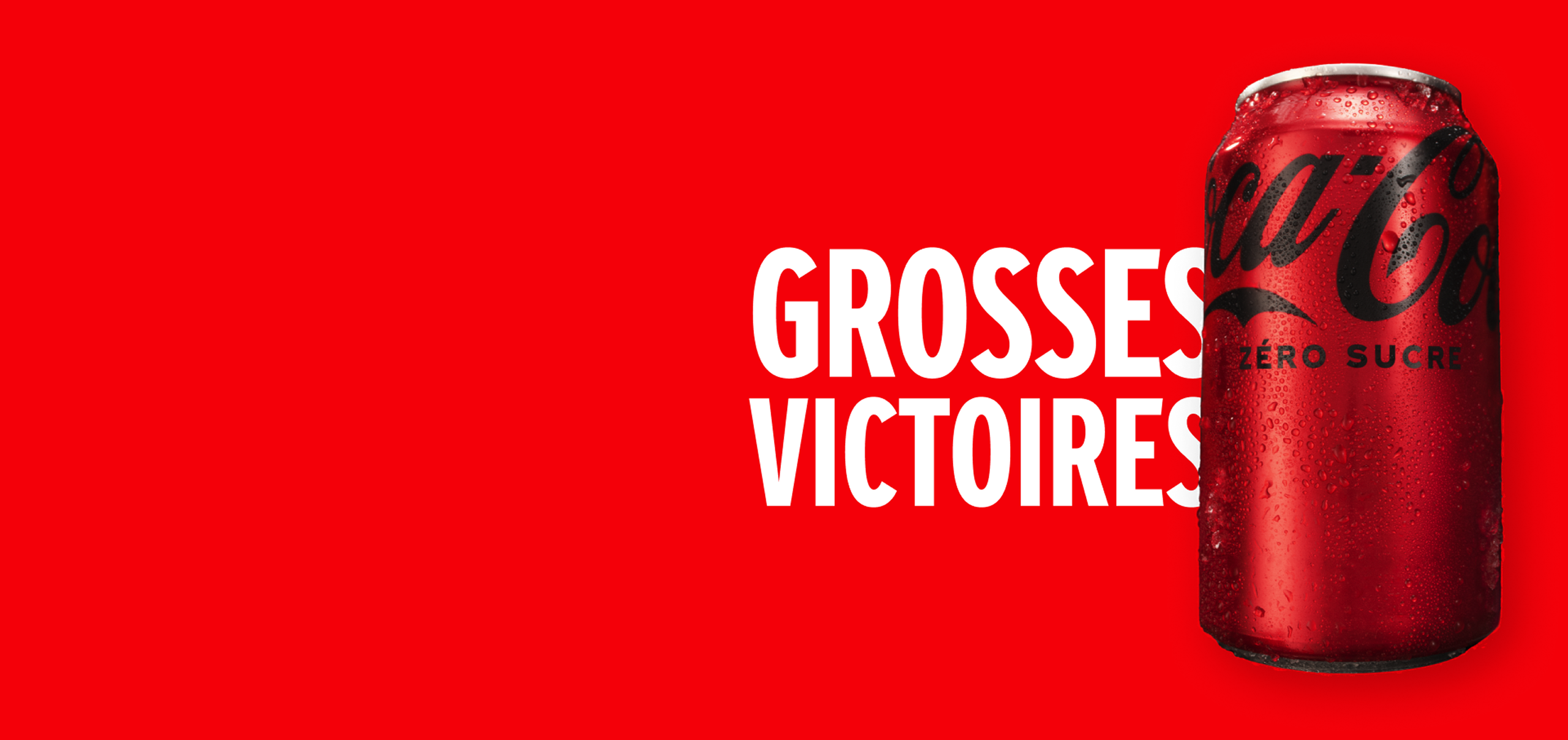 Coca-Cola Zéro Sucre sur fond noir à côté du message « Fait par des Canadiens. Tout le bon goût du Coca-Cola. Zéro Sucre. »