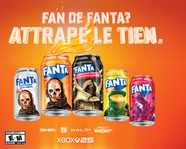 Canettes Fanta en édition limitée alignées devant le slogan Fan de Fanta sur fond orange vif