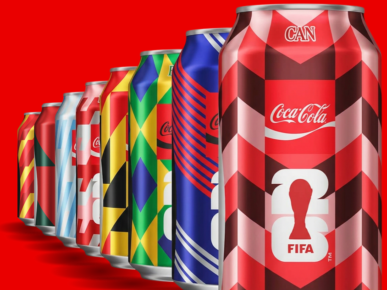 Rangée de canettes Coca‑Cola FIFA de pays à collectionner sur fond rouge, avec la canette CAN à chevrons rouges au premier plan.