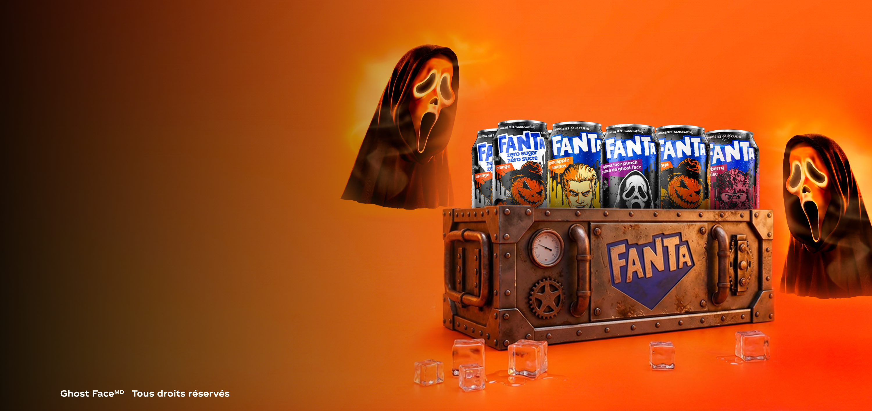 Des canettes de Fanta d'Halloween dans une caisse entourée de masques de Ghost Face.