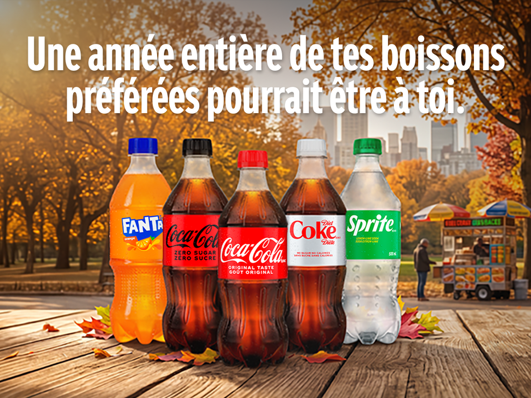 Bouteilles Coca-Cola sur une table d'automne promouvant un concours pour gagner un an de boissons favorites.