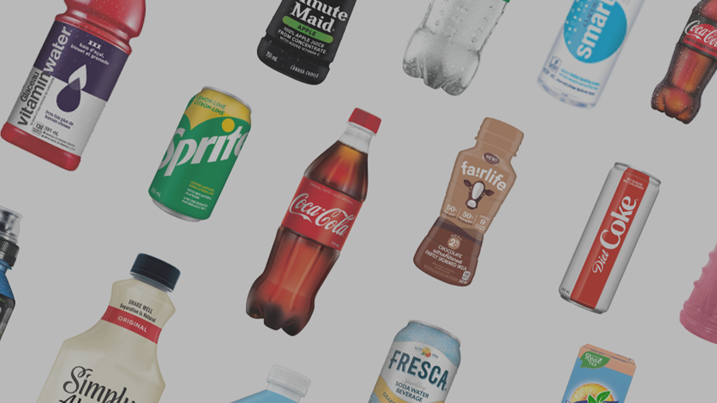 Divers produits Coca-Cola exposés sur une bannière