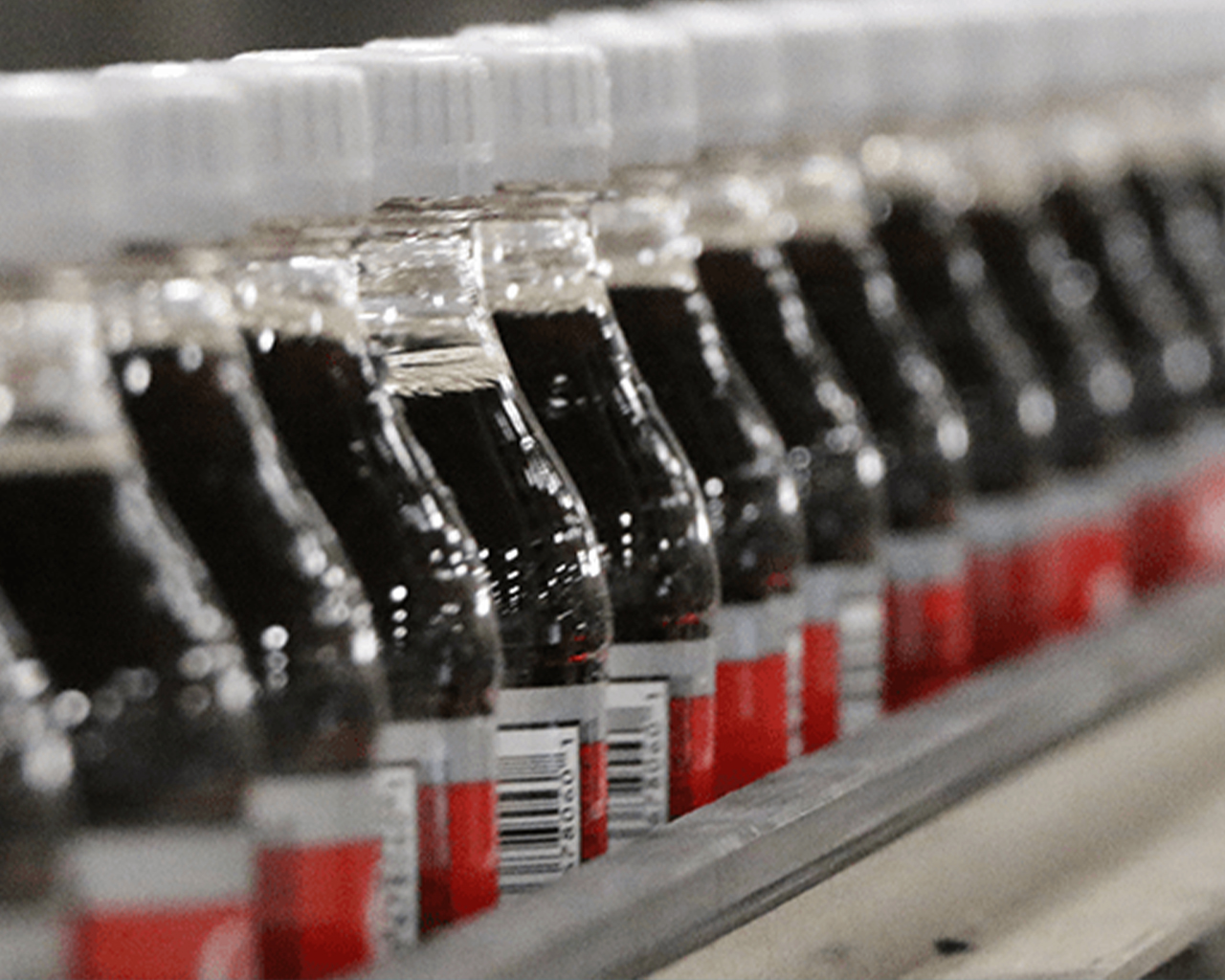  Bouteilles de Coca-Cola sur le tapis roulant de convoyeur