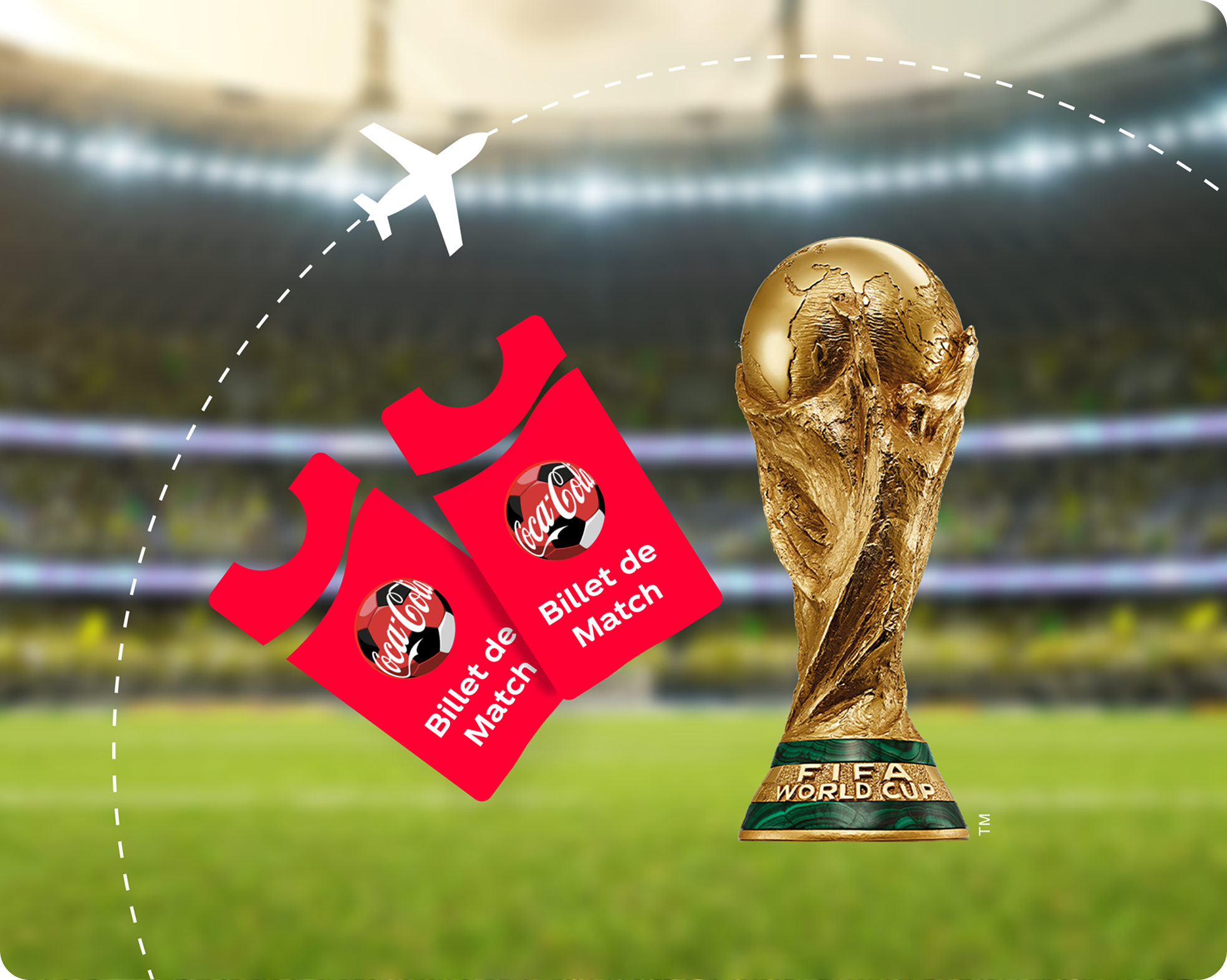 Le trophée de la Coupe du Monde de la FIFA et deux billets de match Coca-Cola sont présentés devant un stade de soccer.