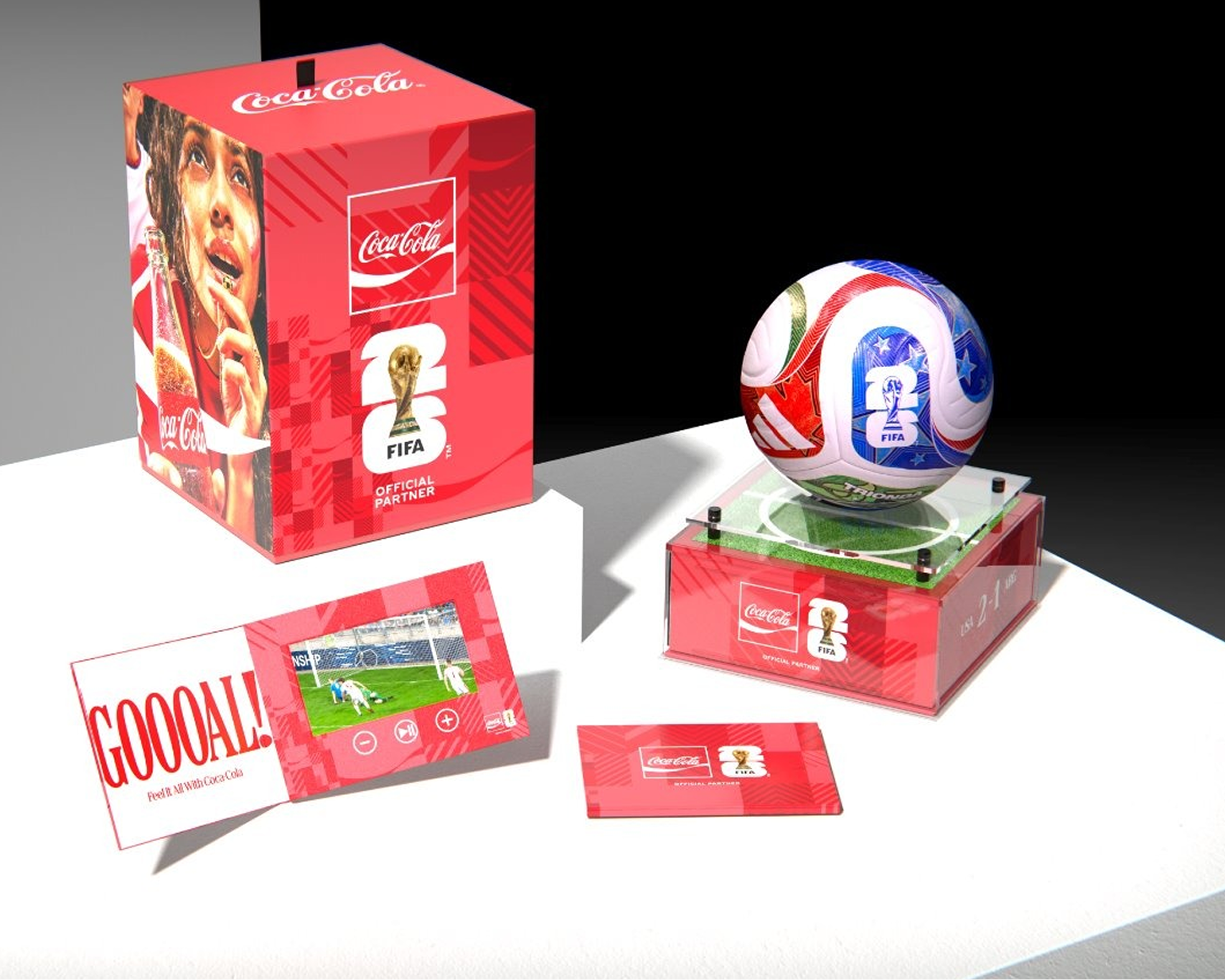 Boîte cadeau Coca‑Cola, ballon de match FIFA de collection dans un présentoir transparent et livret rouge ouvert sur une scène de but.