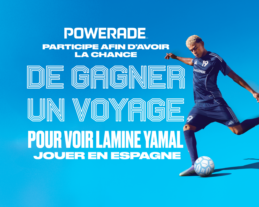Joueur de soccer en uniforme bleu marine Powerade prêt à frapper un ballon décoré sur fond bleu vif avec grand texte blanc.