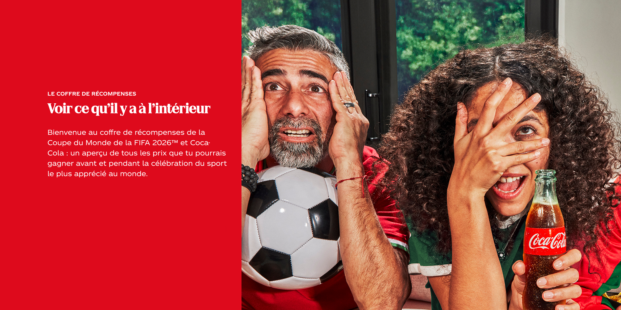 Texte français sur fond rouge à gauche et deux partisans de soccer assis sur un sofa, ballon et bouteille de Coca‑Cola à la main.