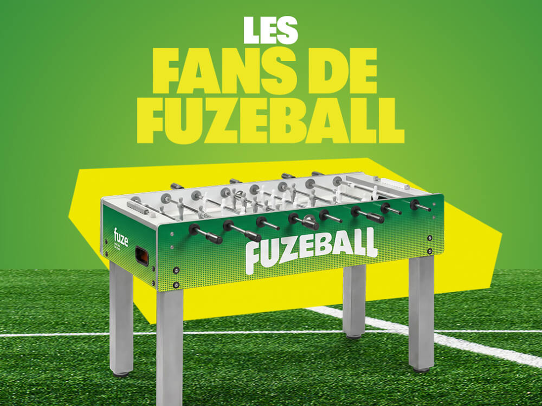 Bannière Fuzeballer semaine 6 avec titre « LES FANS DE FUZEBALL » et table de baby‑foot verte FUZEball posée sur terrain de soccer.