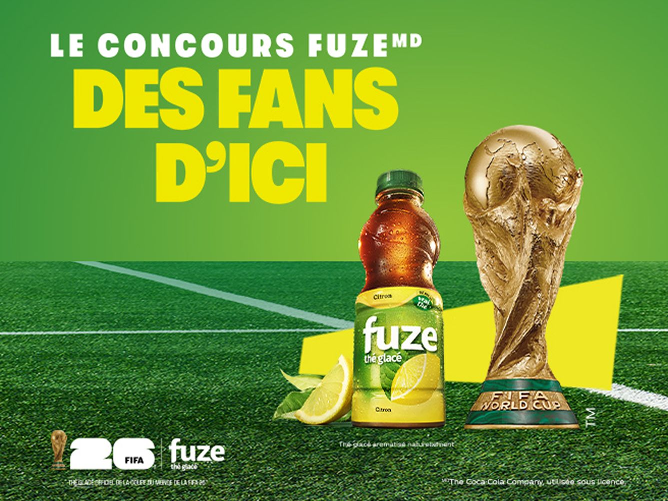 Bouteille de thé glacé FUZE citron et trophée FIFA sur terrain de soccer vert pour le concours des fans