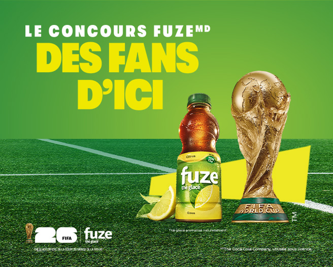 Bouteille de thé glacé au citron Fuze à côté du trophée de la Coupe du Monde de la FIFA sur un terrain de soccer, faisant la promotion du concours Every Fan.