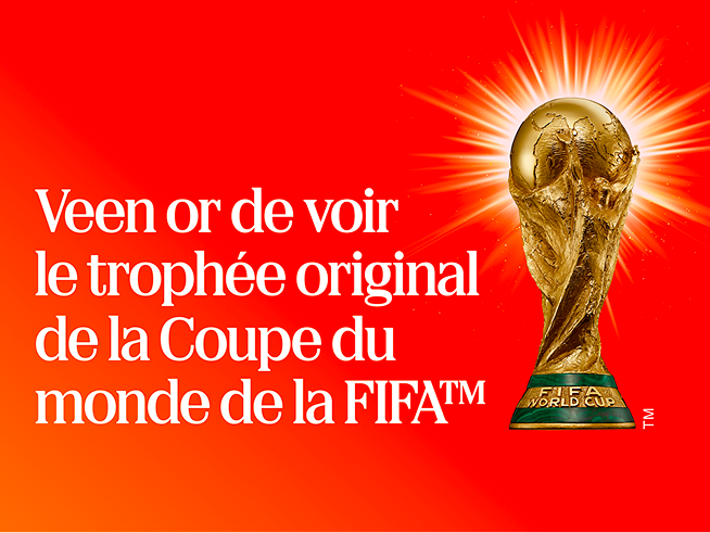 Trophée doré de la Coupe du Monde de la FIFA illuminé sur un fond rouge à côté d’un grand texte français blanc.