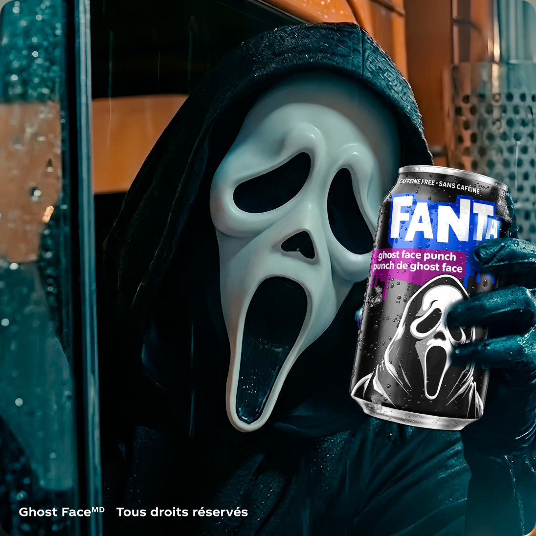 Le personnage Ghost Face qui rôde en tenant une canette de Fanta Ghost Face