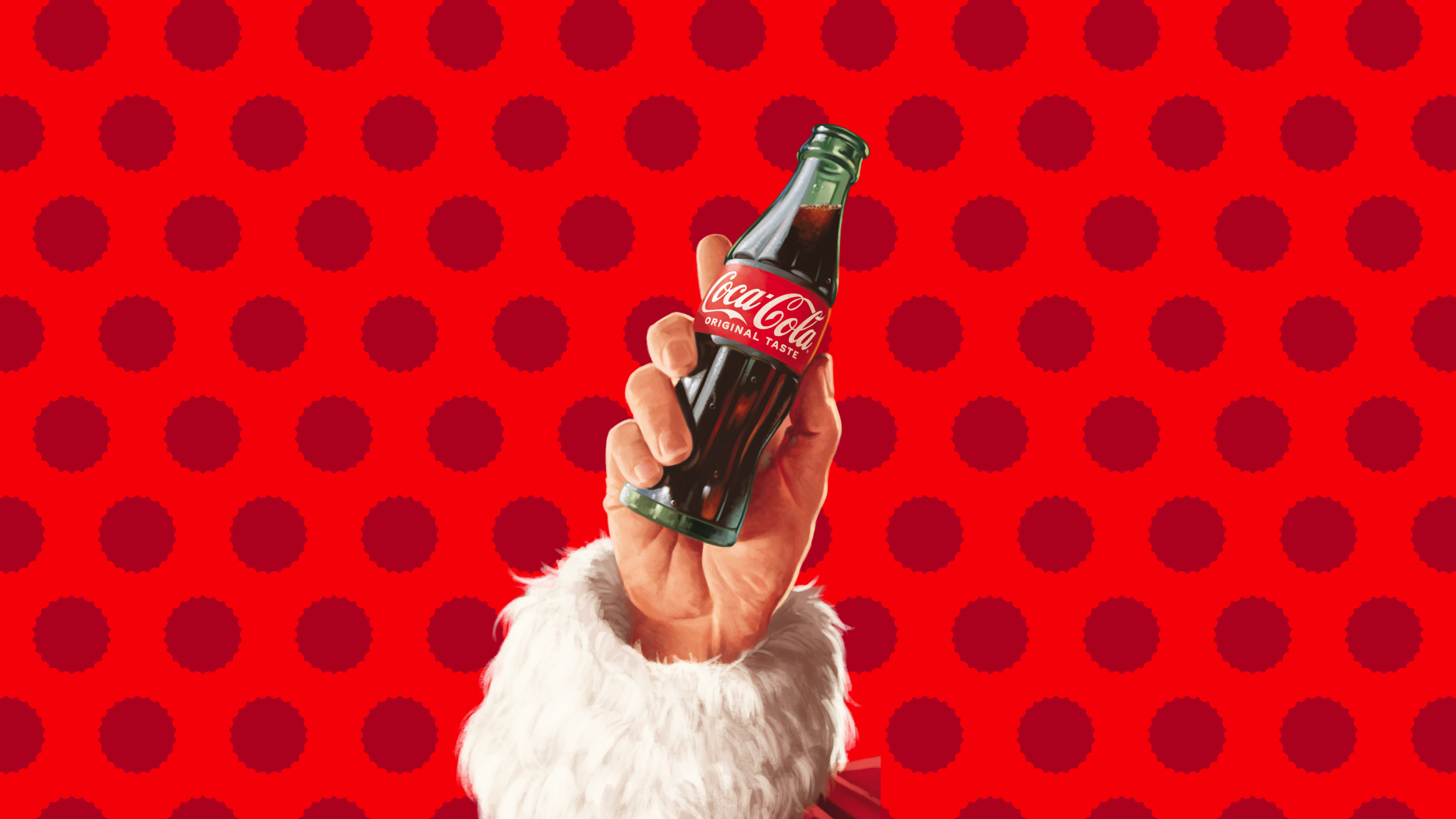 Une main vêtue d'une manche blanche bordée de fourrure, style père Noël, tient une bouteille de Coca-Cola « Original Taste » devant un fond rouge à motif de capsules.