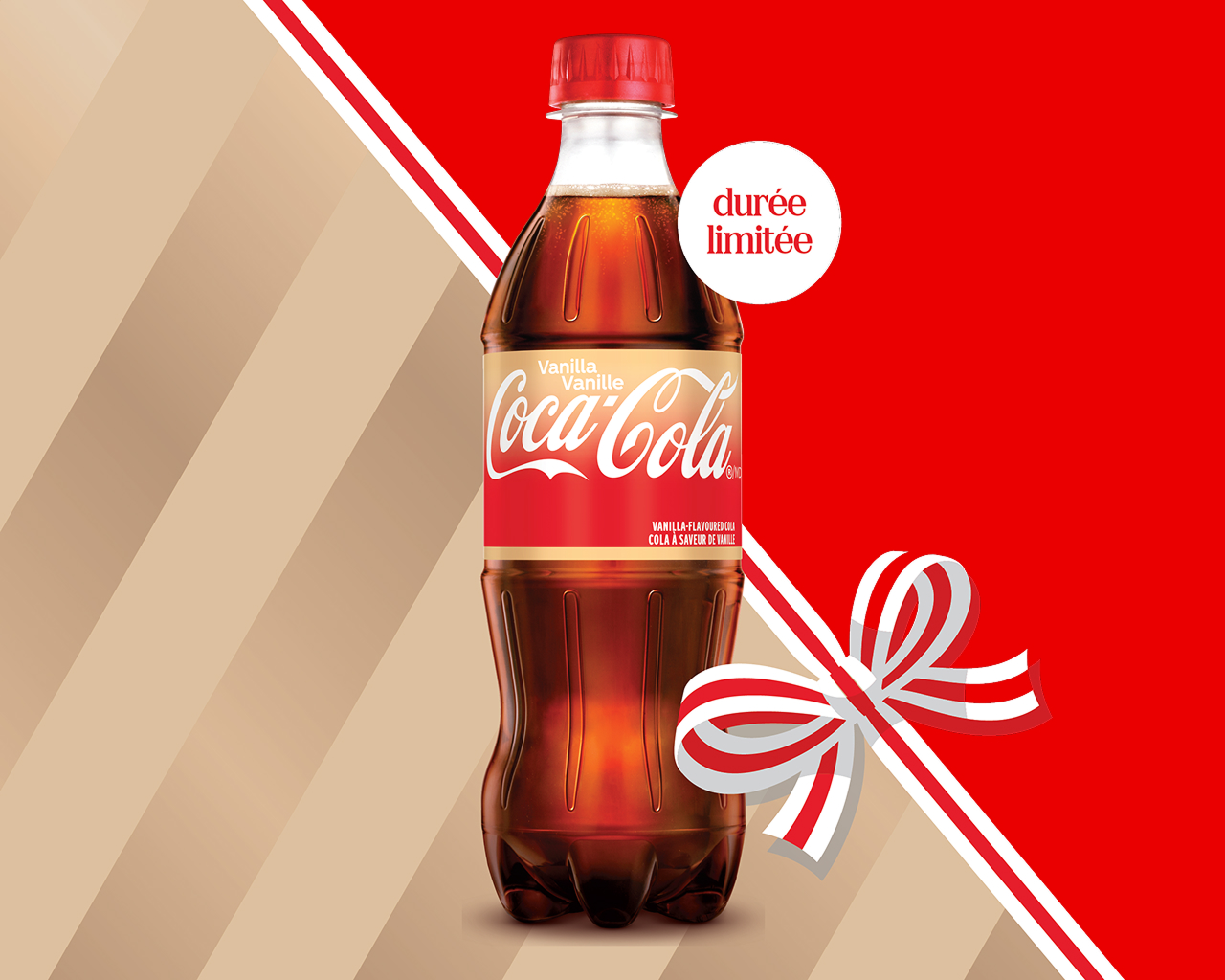 Une bouteille en plastique de Coca-Cola Vanille à bouchon rouge, dont l'étiquette porte les mentions « Vanilla Vanille » et « Cola à saveur de vanille », sur un fond divisé entre des rayures beiges et du rouge. Un cercle blanc indique « durée limitée », et un ruban rayé rouge et blanc avec une boucle traverse l'image en diagonale.
