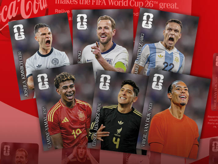 artes de joueurs FIFA de collection en éventail sur un fond rouge Coca-Cola, mettant en avant l’expérience Panini numérique
