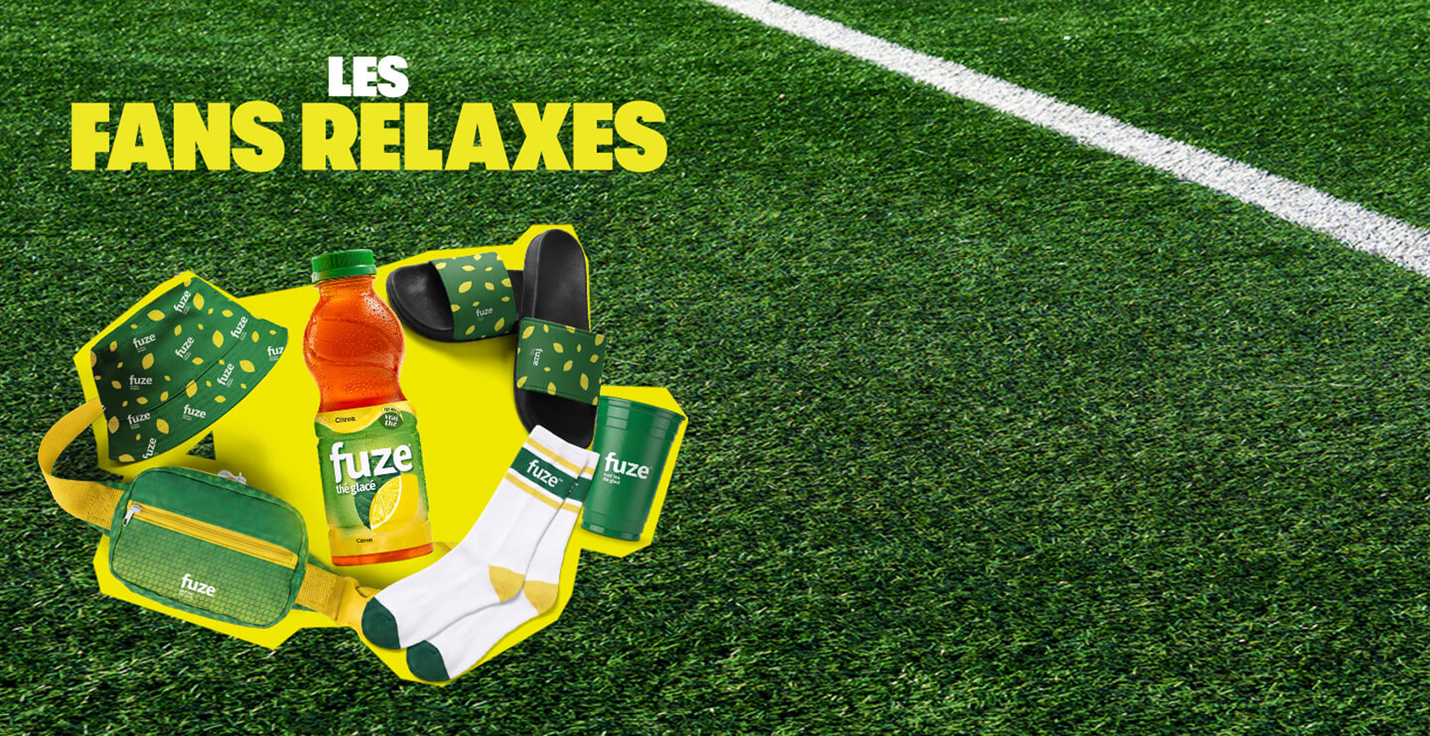Trousse The Casual Fan avec thé glacé Fuze, sac banane, chapeau, sandales, bas et gobelet sur fond de terrain