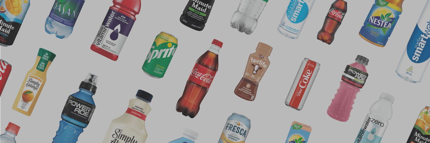 Divers produits Coca-Cola exposés sur une bannière