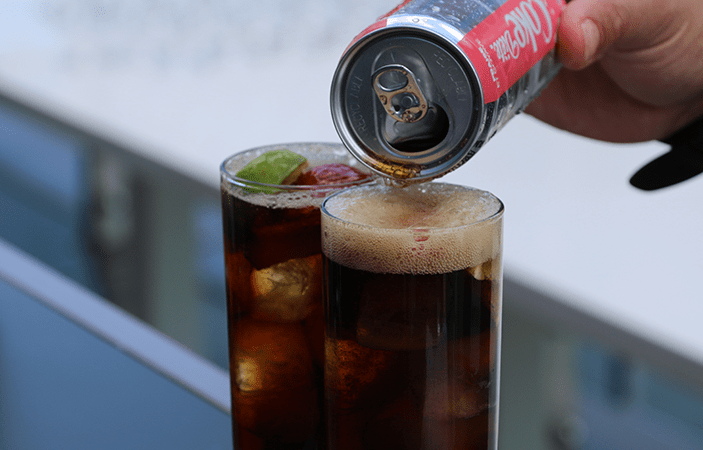 Verre rempli de Coca-Cola Diète