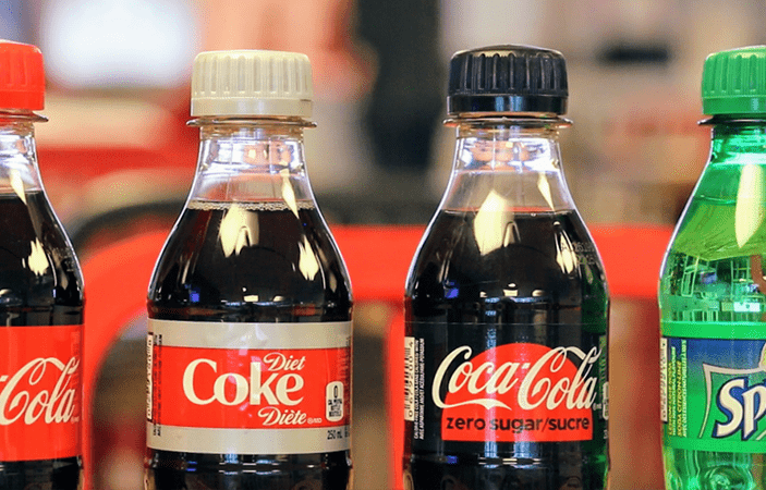 Vue rapprochée de bouteilles de Coca-Cola Zero Sugar et de Coca-Cola Diète