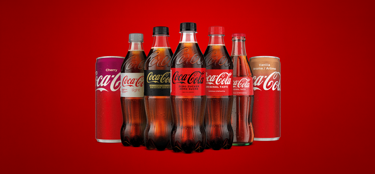 Aufreihung verschiedener in der Schweiz erhältlicher Coca-Cola Sorten auf rotem Hintergrund