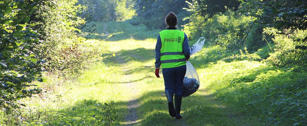 Mitarbeiterin von Coca-Cola in der Natur am Cleanup Day
