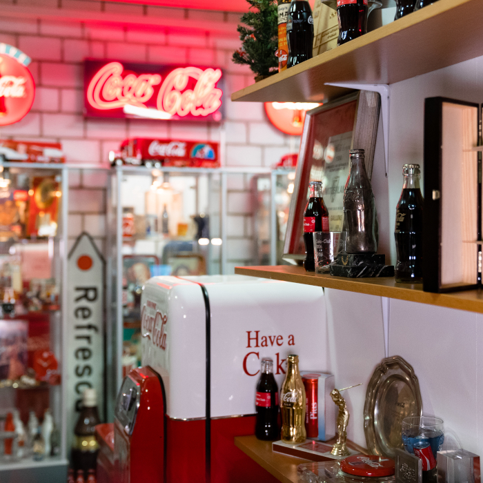 Zu Besuch in der Coca-Cola Sammlung von Hans Frischknecht