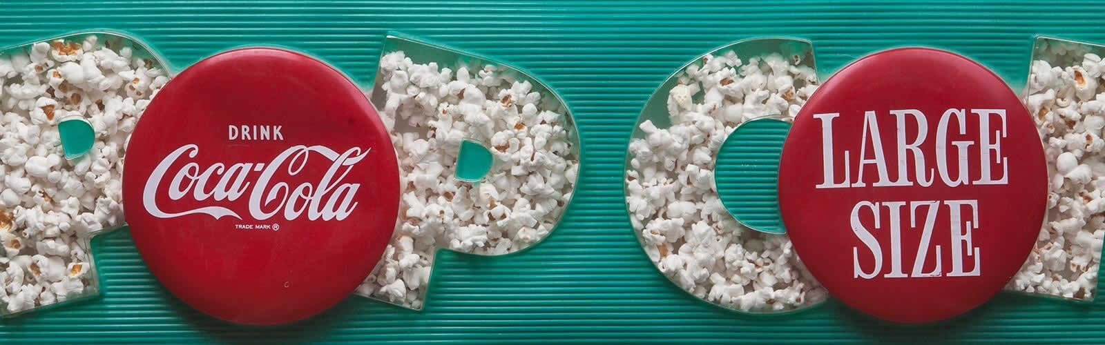 Publicité Coca-Cola avec le mot écrit en pop-corn.