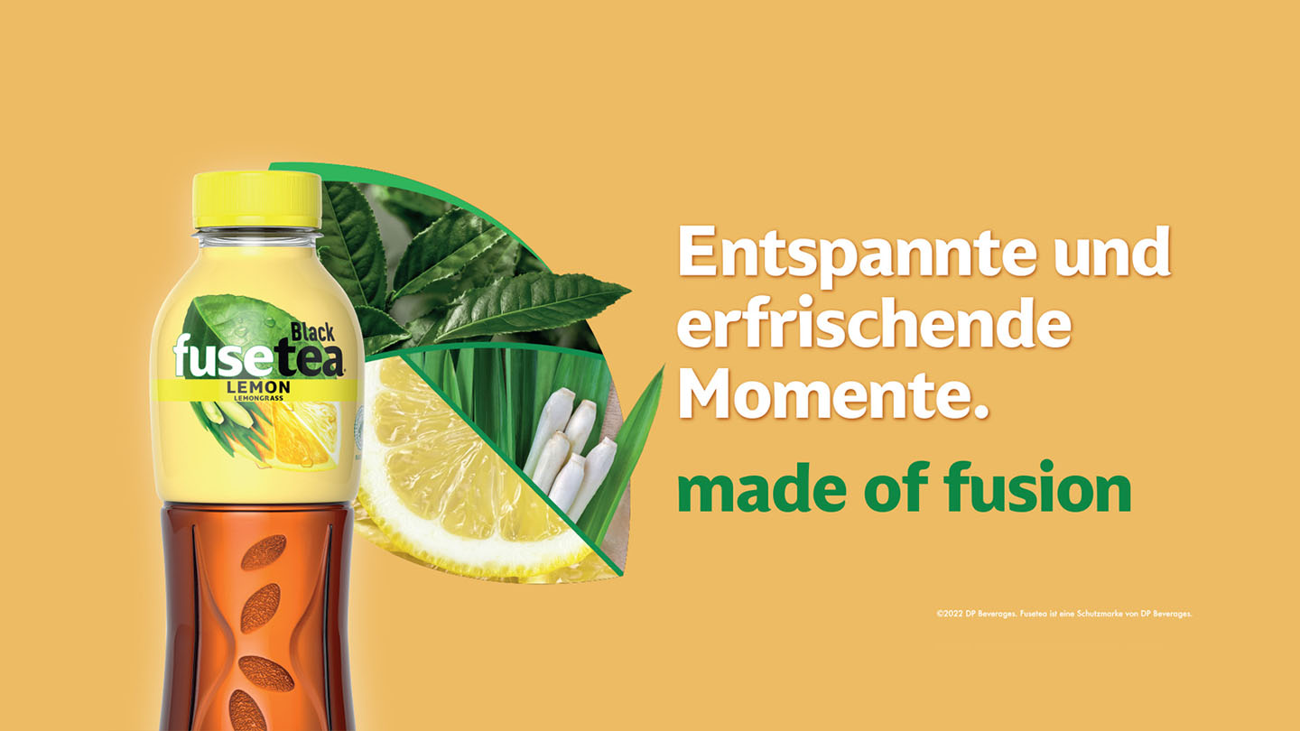 Bildkomposition aus einem Blatt, einer Zitrone, einer Flasche Fusetea Lemon und dem Slogan «Entspannte und erfrischende Momente. Made of Fusion.»