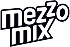 Weisses Logo auf einem Foto einer eiskalten Mezzo Mix Orange Flasche.