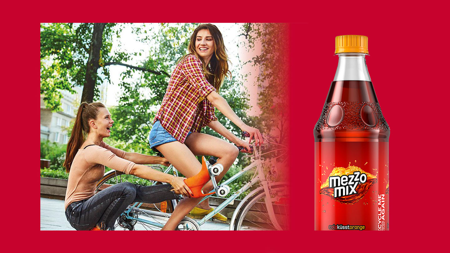 Links: zwei Frauen auf einem Fahrrad. Rechts: eine Flasche Mezzo Mix Orange