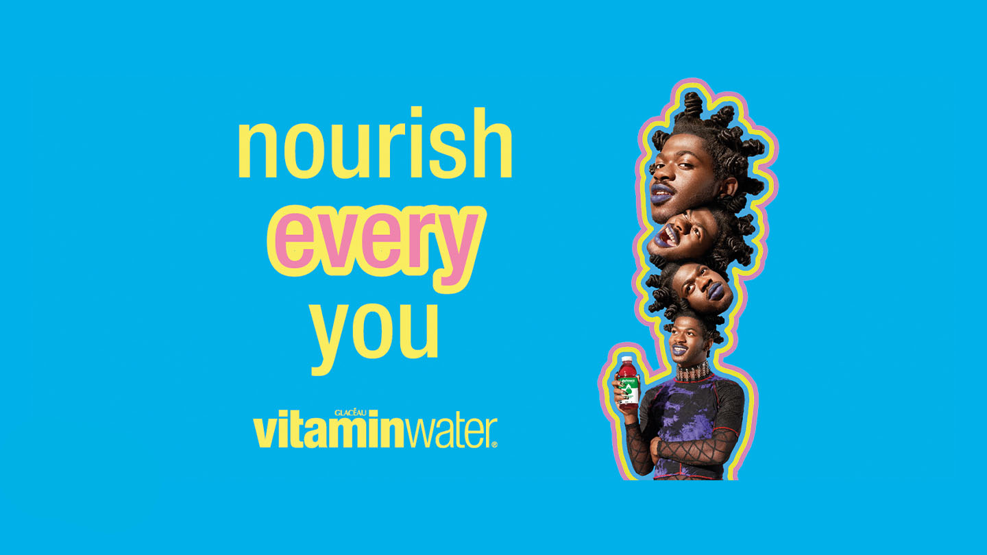 Bunte Bild-Komposition aus dem Slogan «Nourish Every You», dem Glacéau Vitaminwater Logo und einem Mann mit mehreren Köpfen, der eine Flasche Vitaminwater in der Hand hält.