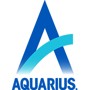 Zwei Aquarius Flaschen in Hintergrund. Aquarius Logo in Weiss in Vordergrund.