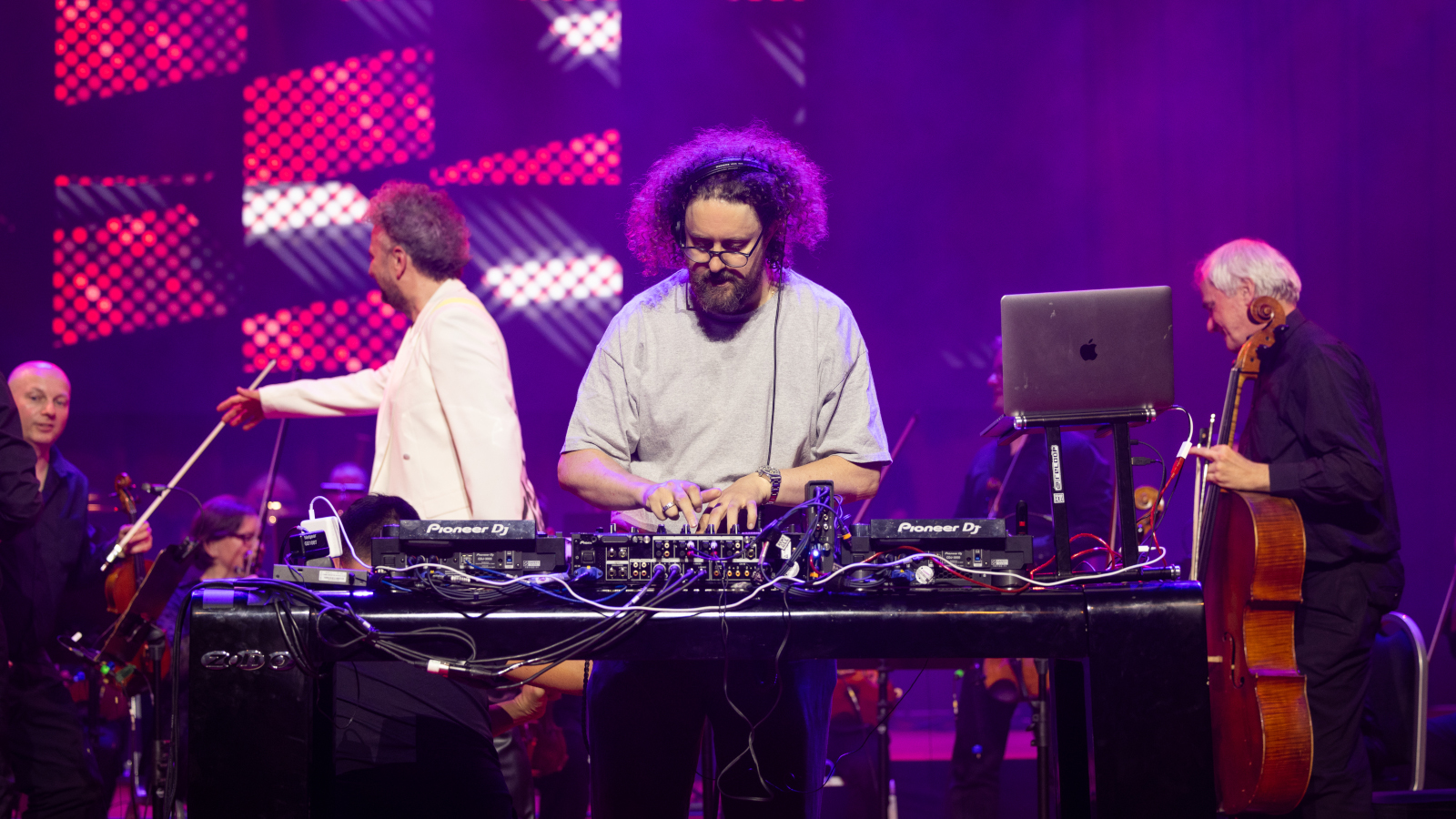 DJ Skor aux platines pour conclure la fête du jubilé au Schiffbau, à Zurich.