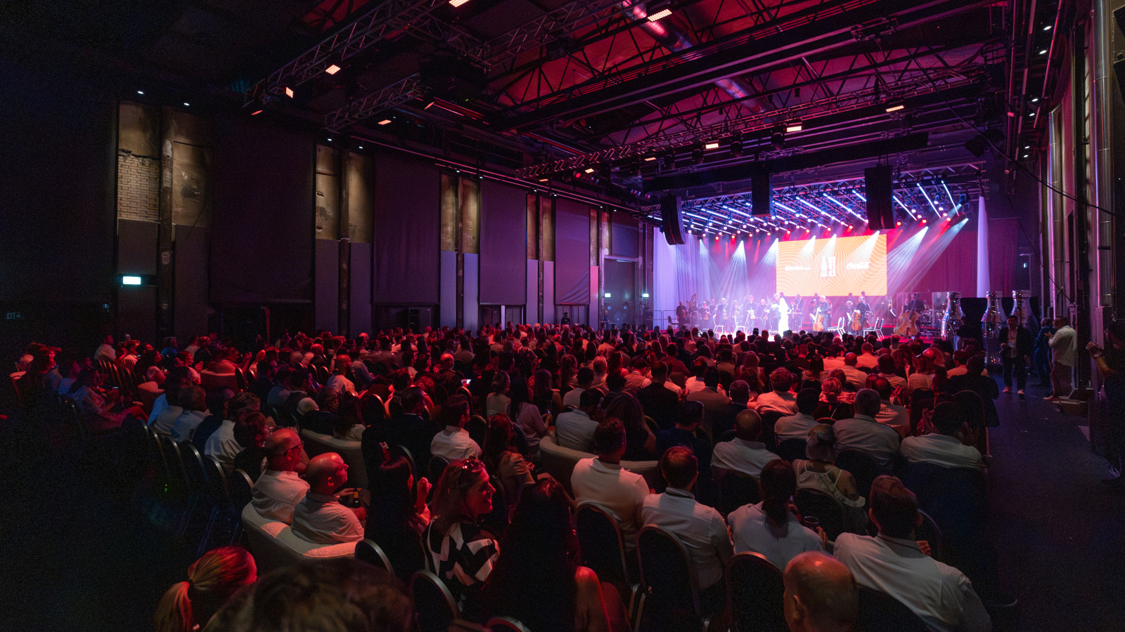 Les invités suivent la fête du jubilé de Coca-Cola Suisse au Schiffbau, à Zurich.