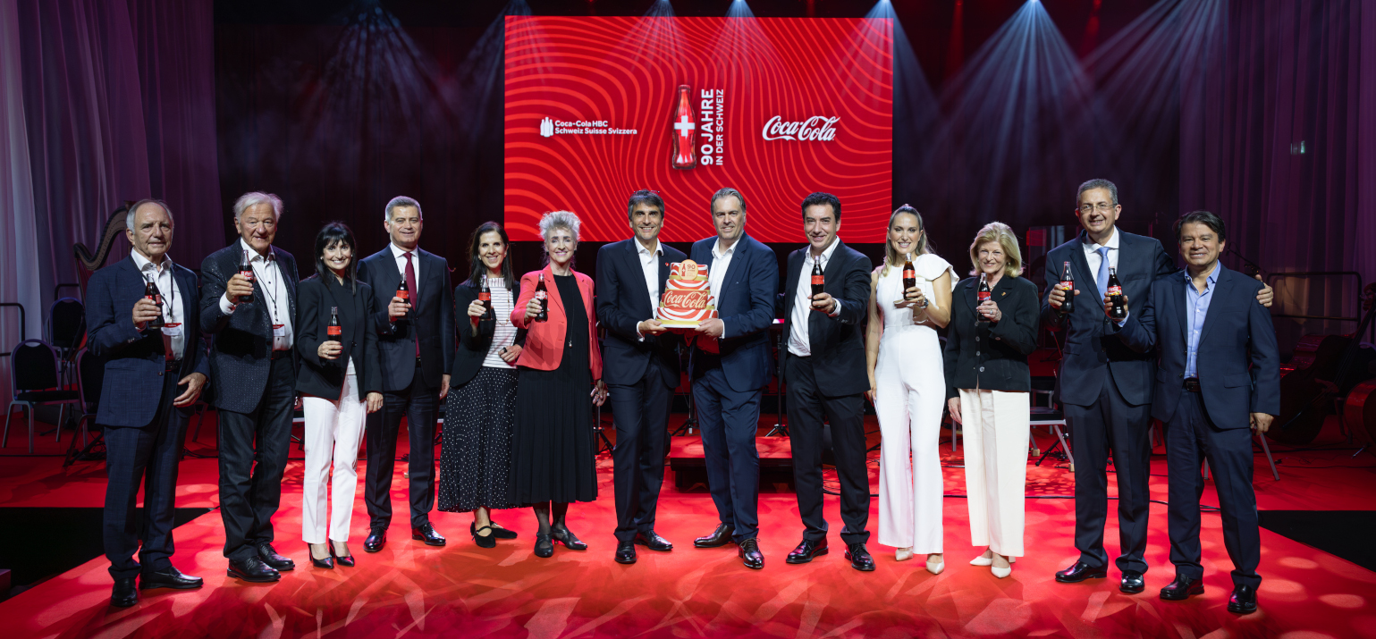 Des invités et des représentantes et représentants du système Coca-Cola trinquent lors du jubilé de Coca-Cola Suisse au Schiffbau, à Zurich.