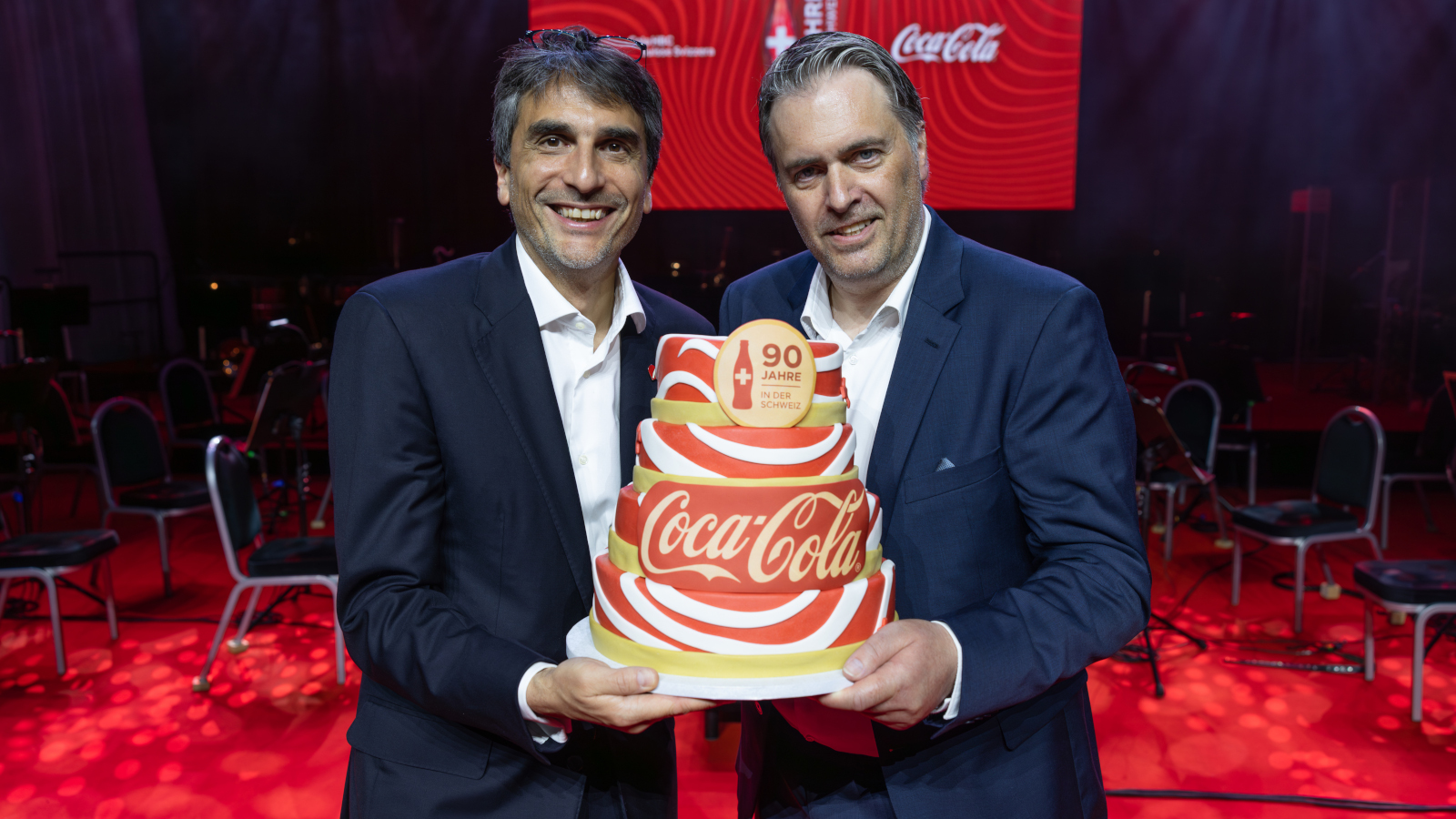 Fabio Cella et Jürg Burkhalter présentent le gâteau d’anniversaire de Coca-Cola.