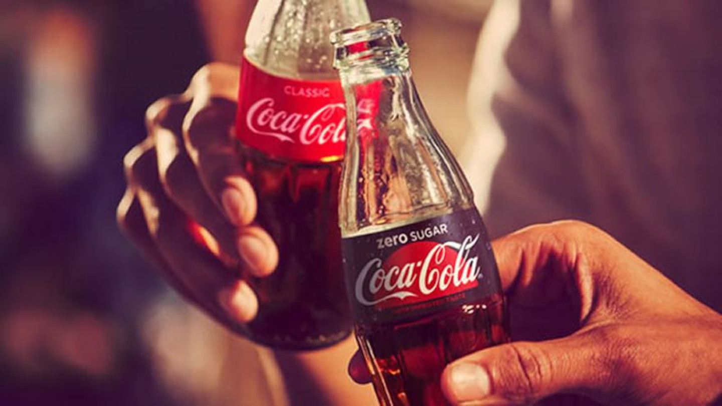 Zwei Coca-Cola Zero Flaschen beim Anstossen