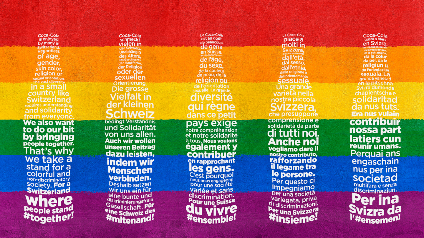 Visuelle Darstellung des Equality Manifesto mit Schriftzügen in Form von Coca-Cola Flaschen vor einem regenbogenfarbigen Hintergrund