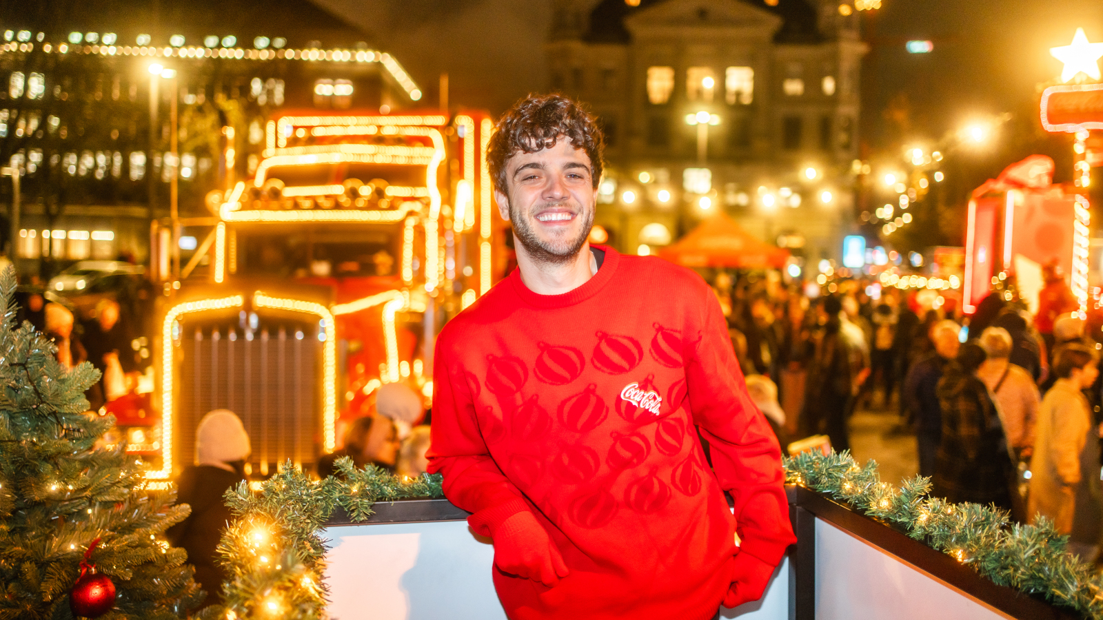 Luca Hänni auf der Selfie Plattform mit Truck im Hintergrund