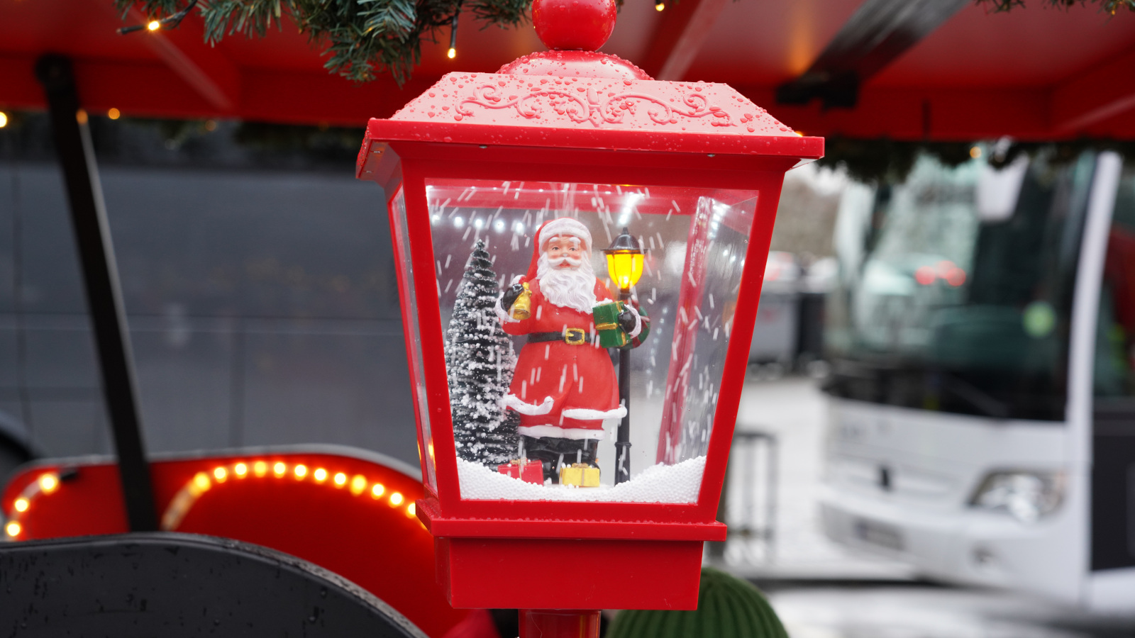 Schneelaterne bei Santas Schlitten