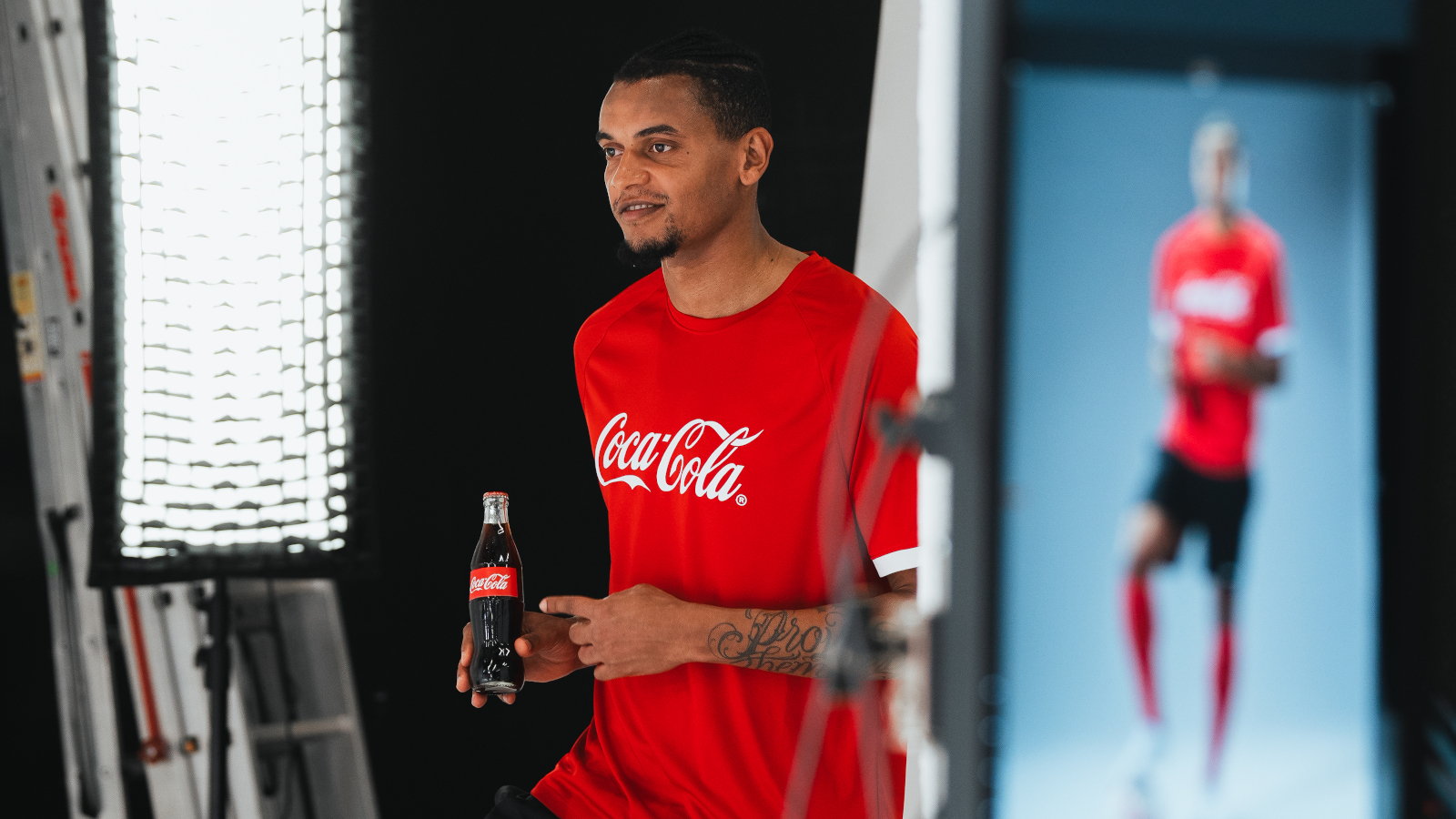 Schweizer Fussballer Manuel Akanji beim Fotoshooting mit einer Coca-Cola in der Hand